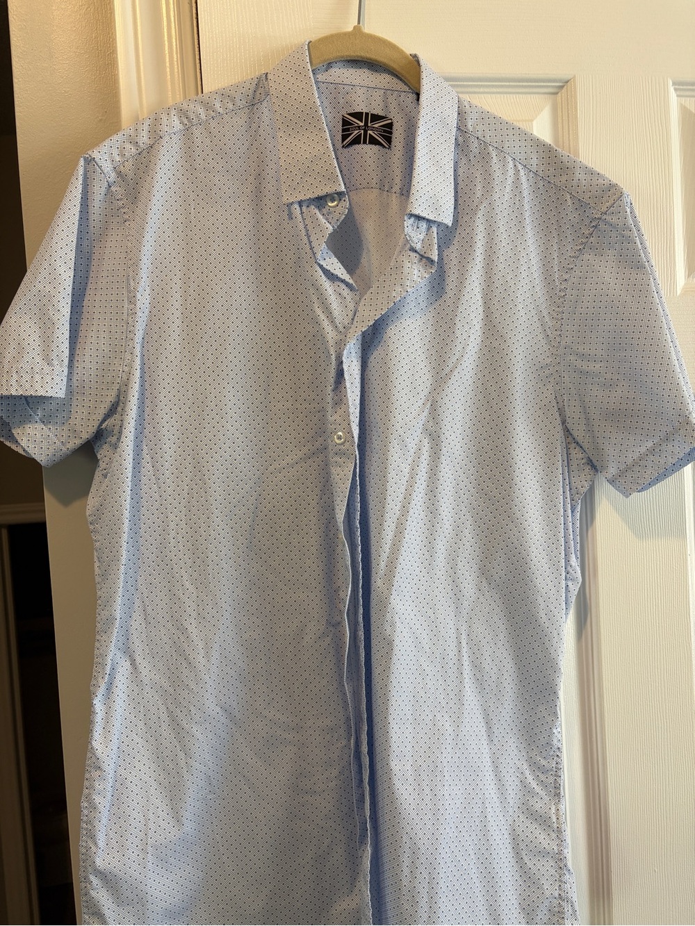 Men's Light Blue Short-Sleeve Button-Down Shirt with Micro Dot Pattern